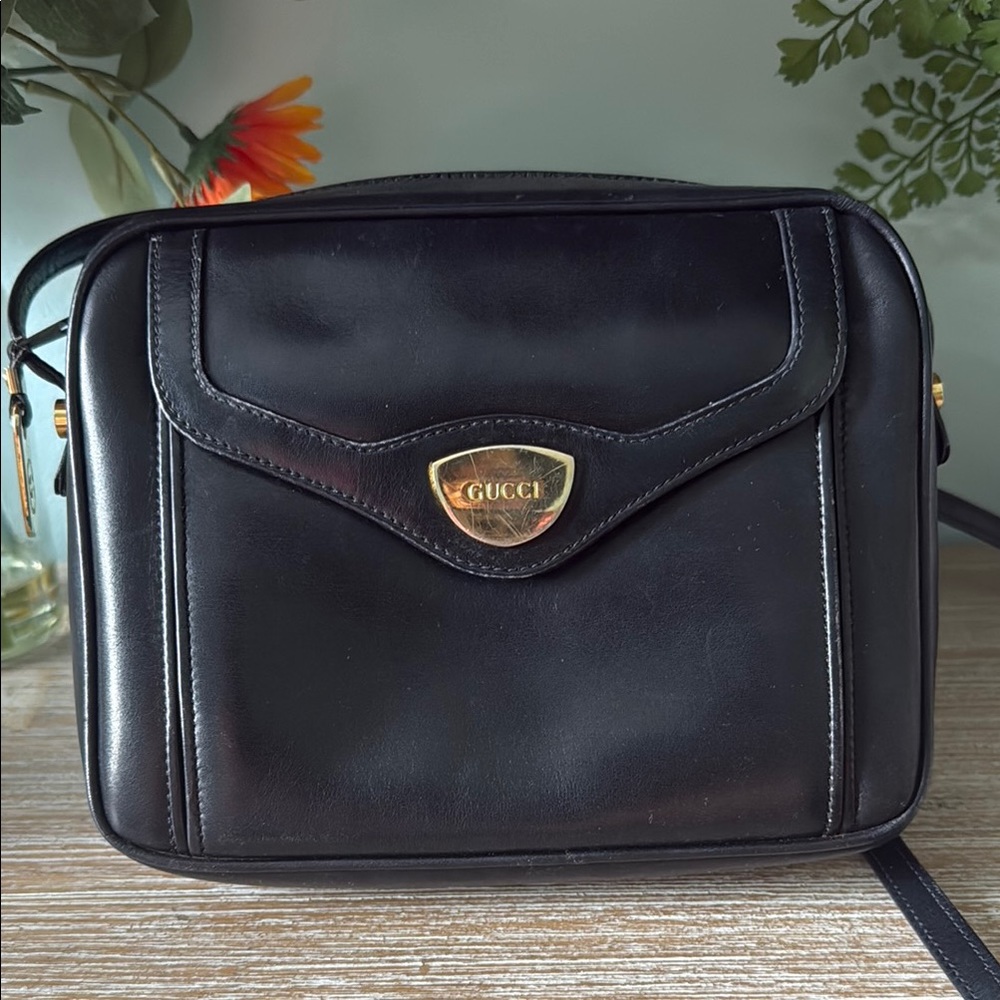 Gucci Black Leather vintage crossbody Bag with Gold-Tone Hardware